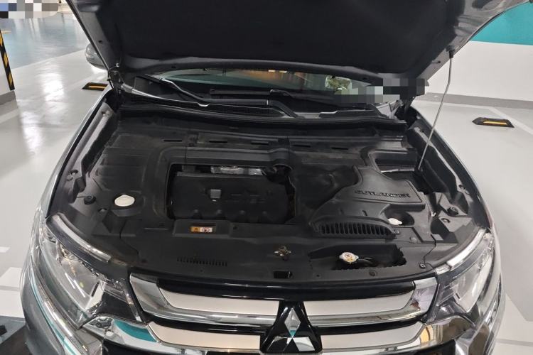 Used Mitsubishi Outlander 2018 2.4L 4x4 Luxury Edition 7-Seater Engine Bay