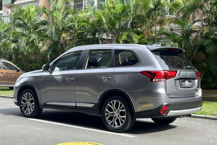 Used Mitsubishi Outlander 2018 2.0L Two-Wheel Drive Glory Edition 5 Seats Exterior 3