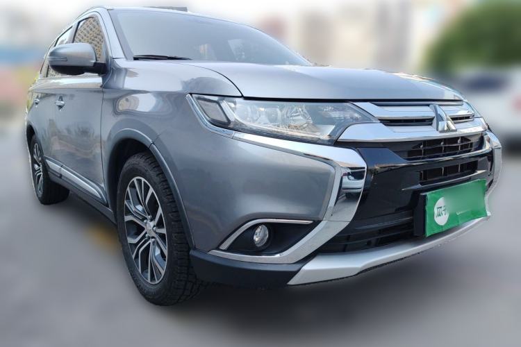 Used Mitsubishi Outlander 2018 2.4L 4x4 Elite Edition 5 Seats Front Right 45 Deg