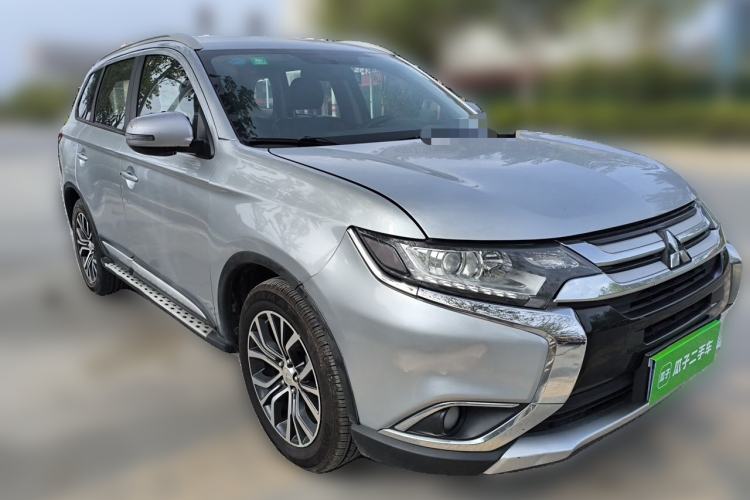 Used Mitsubishi Outlander 2018 2.0L Two-Wheel Drive Glory Edition 5 Seats Front Right 45 Deg
