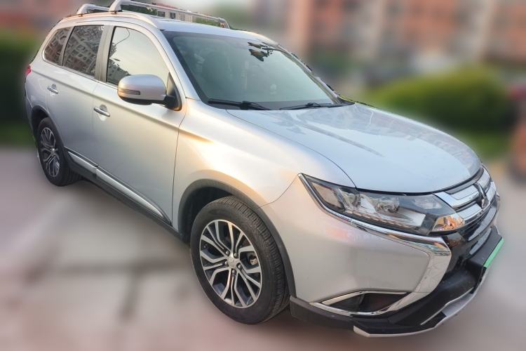 Used Mitsubishi Outlander 2018 2.4L 4x4 Elite Edition 5 Seats Front Right 45 Deg