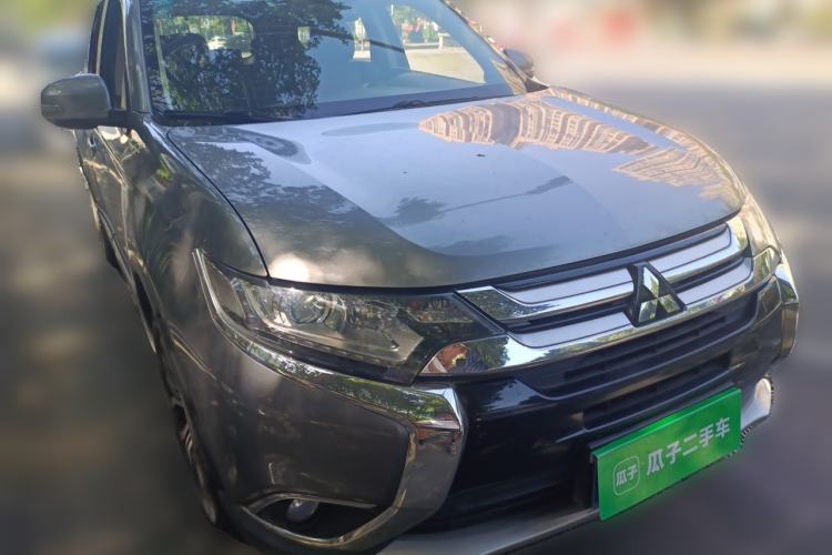 Used Mitsubishi Outlander 2018 2.0L Two-Wheel Drive Glory Edition 5 Seats Front Right 45 Deg
