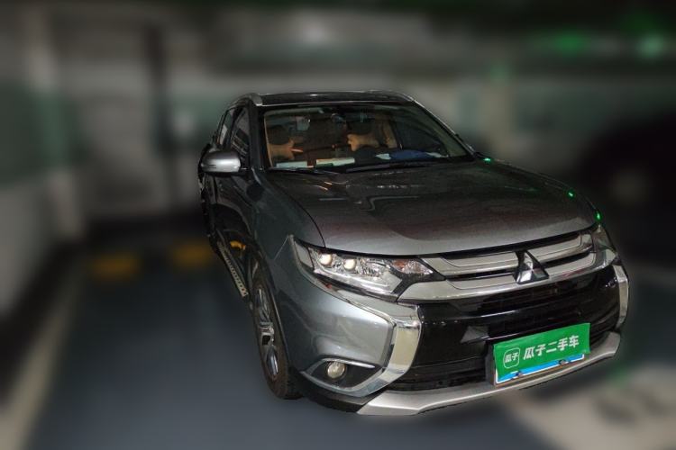 Used Mitsubishi Outlander 2018 2.4L 4x4 Elite Edition 5 Seats Front Right 45 Deg