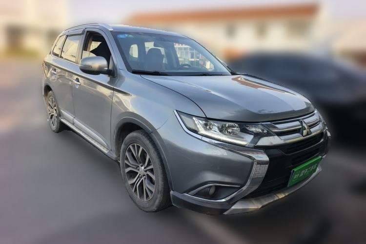 Used Mitsubishi Outlander 2018 2.4L 4x4 Elite Edition 5 Seats Front Right 45 Deg