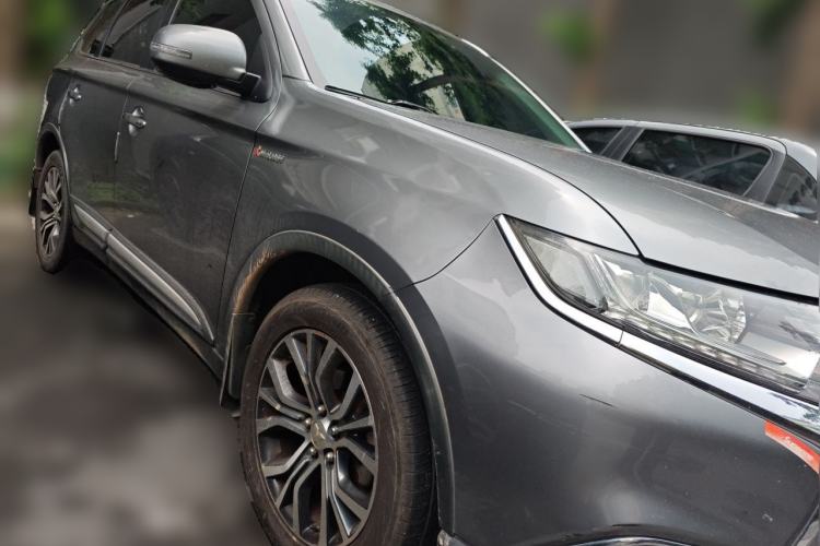 Used Mitsubishi Outlander 2018 2.4L 4x4 Elite Edition 5 Seats Front Right 45 Deg