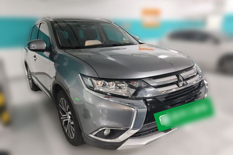 Used Mitsubishi Outlander 2018 2.4L 4x4 Luxury Edition 7-Seater Front Right 45 Deg