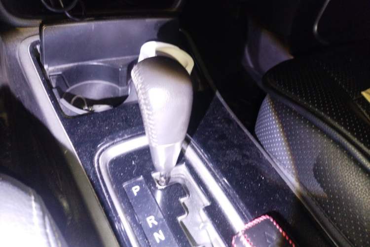 Used Mitsubishi Outlander 2018 2.4L 4x4 Elite Edition 5 Seats Gear Lever