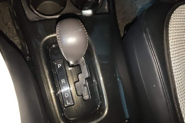 Used Mitsubishi Outlander 2018 2.4L 4x4 Luxury Edition 7-Seater Gear Lever