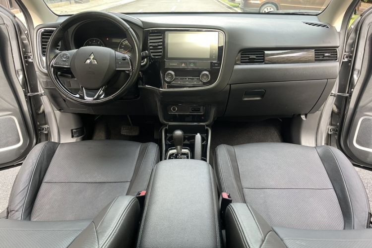 Used Mitsubishi Outlander 2018 2.0L Two-Wheel Drive Glory Edition 5 Seats Interior 2