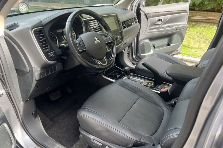 Used Mitsubishi Outlander 2018 2.0L Two-Wheel Drive Glory Edition 5 Seats Left Front Seat