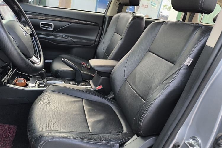 Used Mitsubishi Outlander 2018 2.0L Two-Wheel Drive Glory Edition 5 Seats Left Front Seat