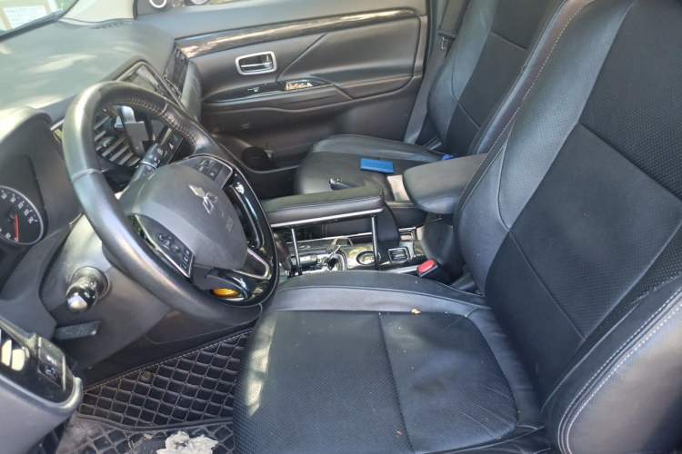 Used Mitsubishi Outlander 2018 2.0L Two-Wheel Drive Glory Edition 5 Seats Left Front Seat