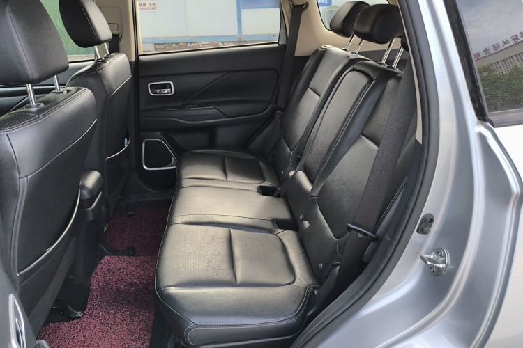 Used Mitsubishi Outlander 2018 2.0L Two-Wheel Drive Glory Edition 5 Seats Left Rear Seat
