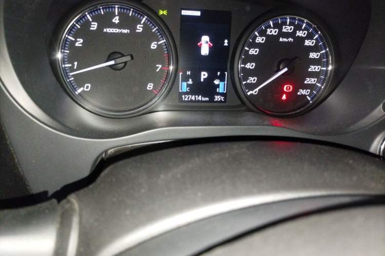 Used Mitsubishi Outlander 2018 2.4L 4x4 Elite Edition 5 Seats Odometer Close Up