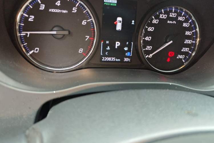 Used Mitsubishi Outlander 2018 2.4L 4x4 Elite Edition 5 Seats Odometer Close Up
