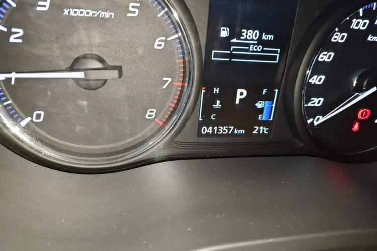Used Mitsubishi Outlander 2018 2.4L 4x4 Luxury Edition 7-Seater Odometer Close Up