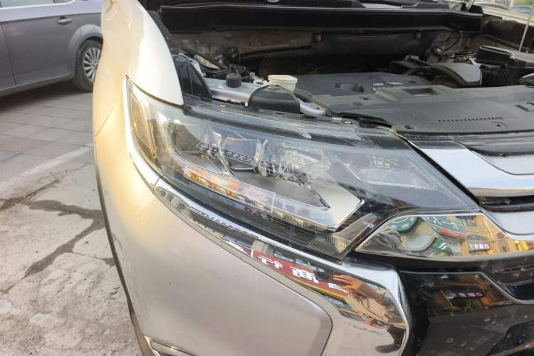 Used Mitsubishi Outlander 2018 2.4L 4x4 Elite Edition 5 Seats Right Front Headlight
