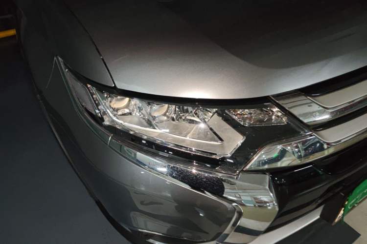 Used Mitsubishi Outlander 2018 2.4L 4x4 Elite Edition 5 Seats Right Front Headlight