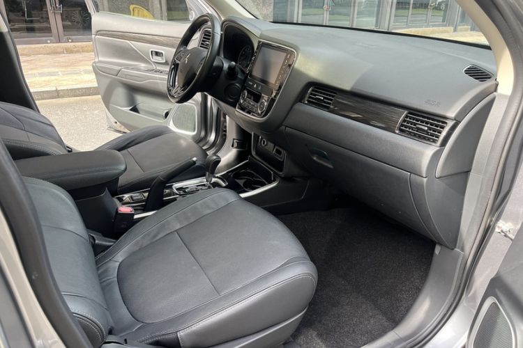 Used Mitsubishi Outlander 2018 2.0L Two-Wheel Drive Glory Edition 5 Seats Right Front Seat