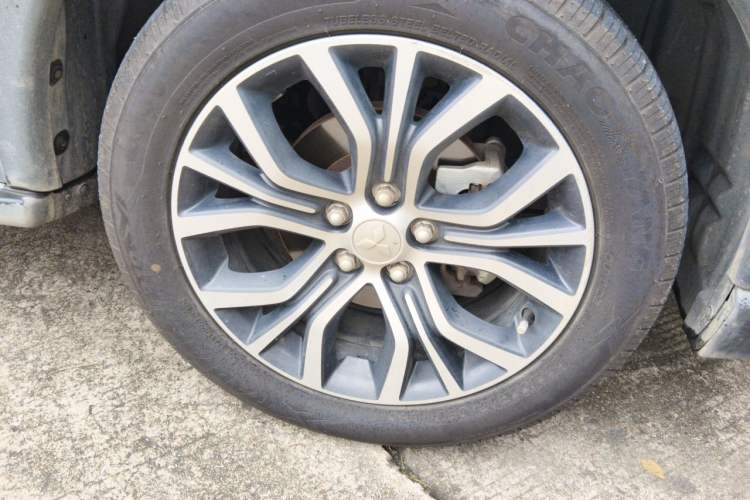 Used Mitsubishi Outlander 2018 2.4L 4x4 Elite Edition 5 Seats Right Front Wheel Hub