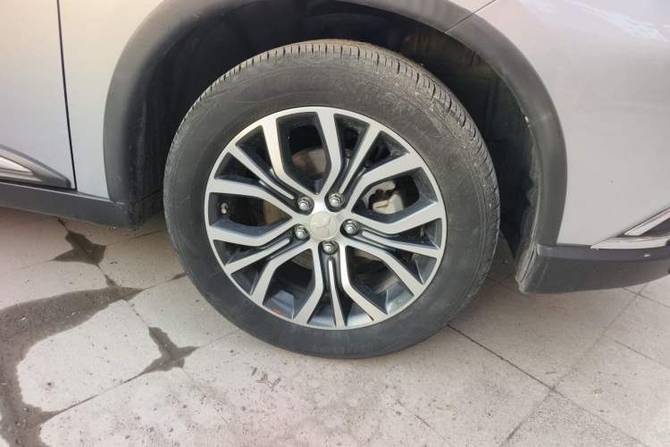 Used Mitsubishi Outlander 2018 2.4L 4x4 Elite Edition 5 Seats Right Front Wheel Hub