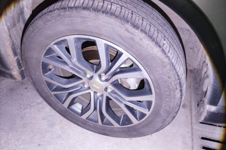 Used Mitsubishi Outlander 2018 2.4L 4x4 Elite Edition 5 Seats Right Front Wheel Hub