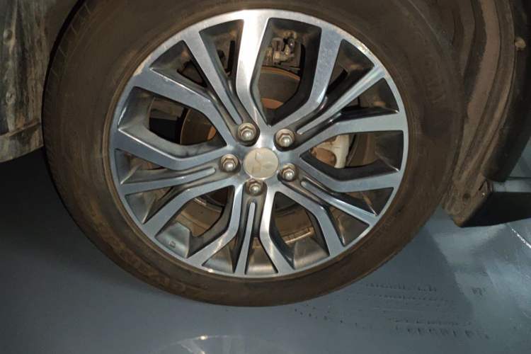 Used Mitsubishi Outlander 2018 2.4L 4x4 Elite Edition 5 Seats Right Front Wheel Hub