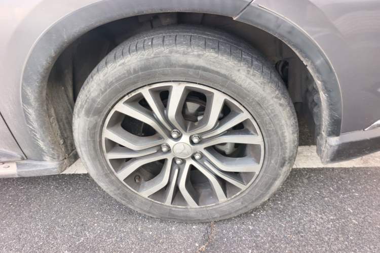 Used Mitsubishi Outlander 2018 2.4L 4x4 Elite Edition 5 Seats Right Front Wheel Hub