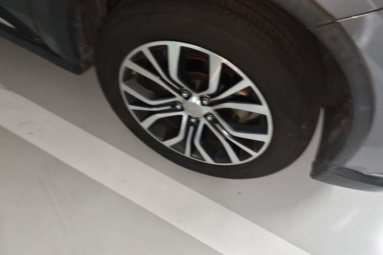 Used Mitsubishi Outlander 2018 2.4L 4x4 Luxury Edition 7-Seater Right Front Wheel Hub