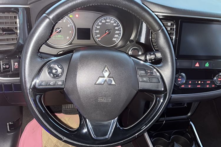 Used Mitsubishi Outlander 2018 2.0L Two-Wheel Drive Glory Edition 5 Seats Steering Wheel