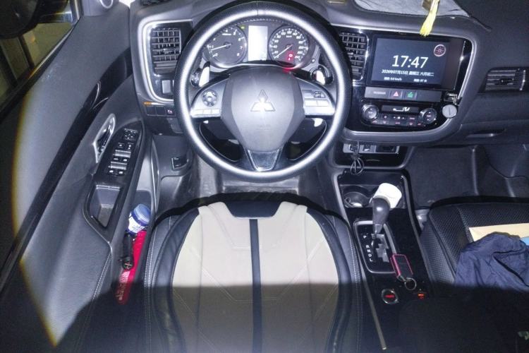 Used Mitsubishi Outlander 2018 2.4L 4x4 Elite Edition 5 Seats Steering Wheel
