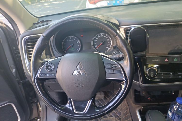Used Mitsubishi Outlander 2018 2.0L Two-Wheel Drive Glory Edition 5 Seats Steering Wheel