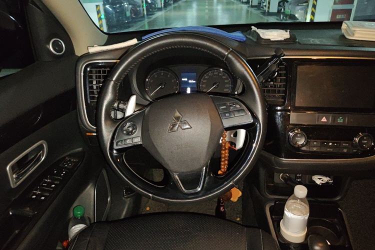 Used Mitsubishi Outlander 2018 2.4L 4x4 Elite Edition 5 Seats Steering Wheel