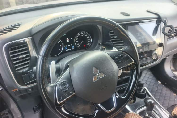 Used Mitsubishi Outlander 2018 2.4L 4x4 Elite Edition 5 Seats Steering Wheel
