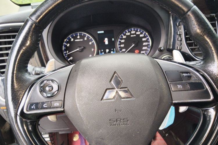 Used Mitsubishi Outlander 2018 2.4L 4x4 Elite Edition 5 Seats Steering Wheel