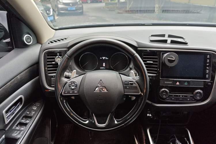 Used Mitsubishi Outlander 2018 2.4L 4x4 Elite Edition 5 Seats Steering Wheel