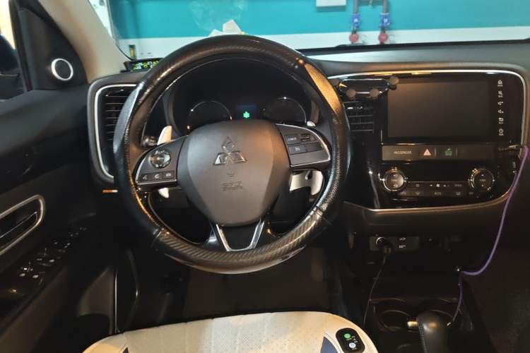 Used Mitsubishi Outlander 2018 2.4L 4x4 Luxury Edition 7-Seater Steering Wheel