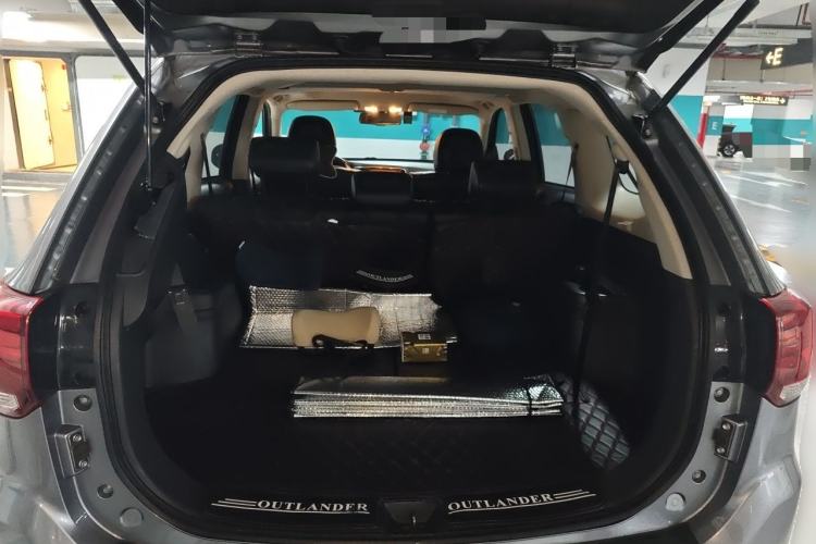 Used Mitsubishi Outlander 2018 2.4L 4x4 Luxury Edition 7-Seater Trunk