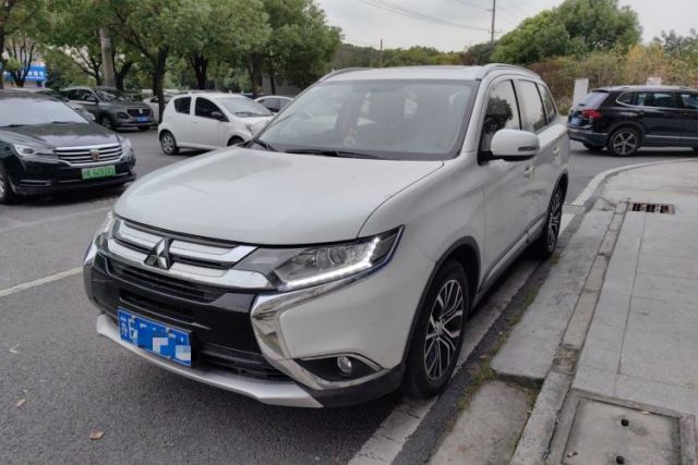 Ojetý Mitsubishi Outlander 2018 2.0L Two-Wheel Drive Glory Edition 5 Seats