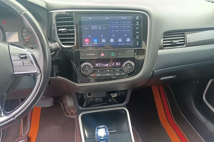 Used Mitsubishi Outlander 2018 2.0L Two-Wheel Drive Glory Edition 5 Seats Audio And AC Panel