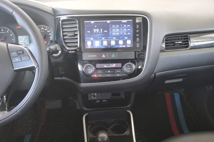 Used Mitsubishi Outlander 2018 2.0L Two-Wheel Drive Glory Edition 5 Seats Audio And AC Panel