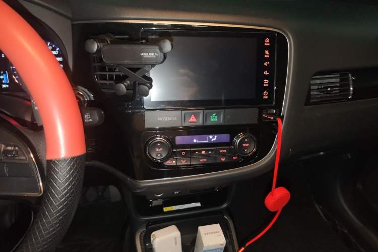 Used Mitsubishi Outlander 2018 2.4L 4x4 Elite Edition 5 Seats Audio And AC Panel