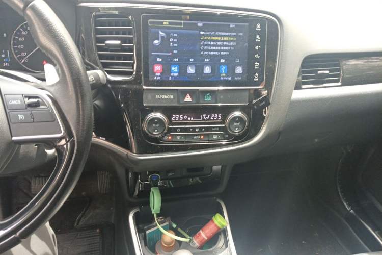 Used Mitsubishi Outlander 2018 2.4L 4x4 Elite Edition 5 Seats Audio And AC Panel