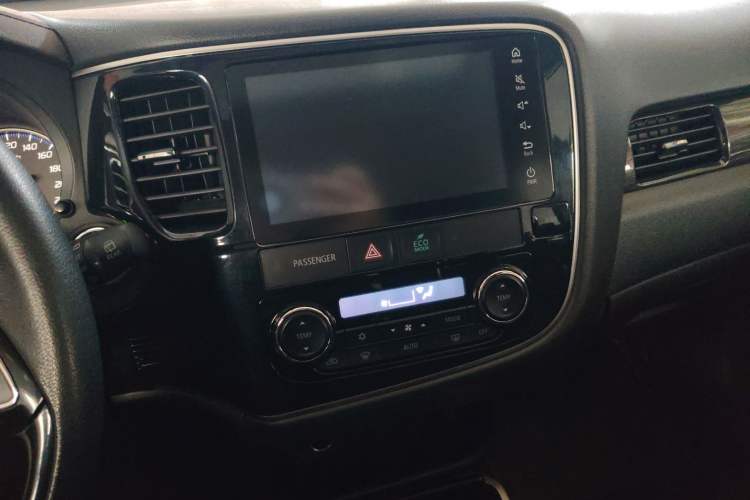 Used Mitsubishi Outlander 2018 2.0L Two-Wheel Drive Glory Edition 5 Seats Audio And AC Panel