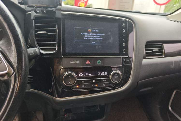Used Mitsubishi Outlander 2018 2.0L Two-Wheel-Drive Jiale Edition 7-Seater Audio And AC Panel