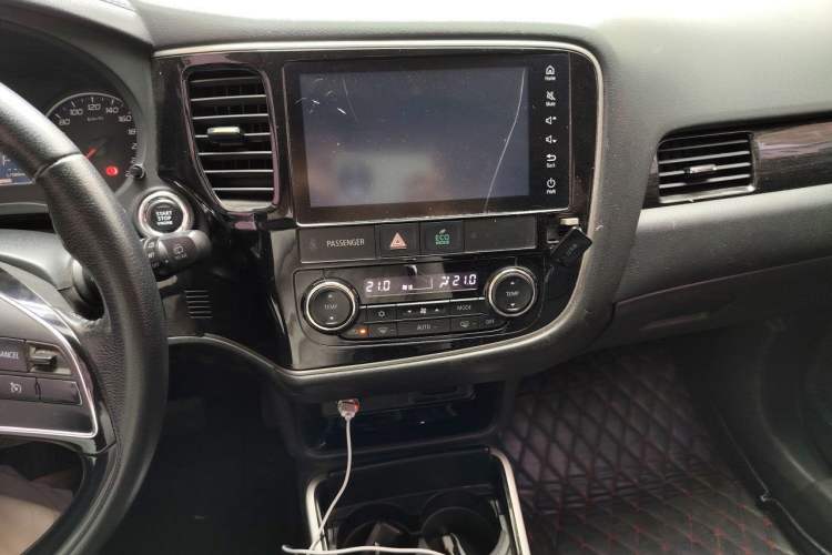 Used Mitsubishi Outlander 2018 2.0L Two-Wheel Drive Glory Edition 5 Seats Audio And AC Panel
