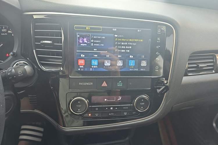 Used Mitsubishi Outlander 2018 2.4L 4x4 Luxury Edition 7-Seater Audio And AC Panel