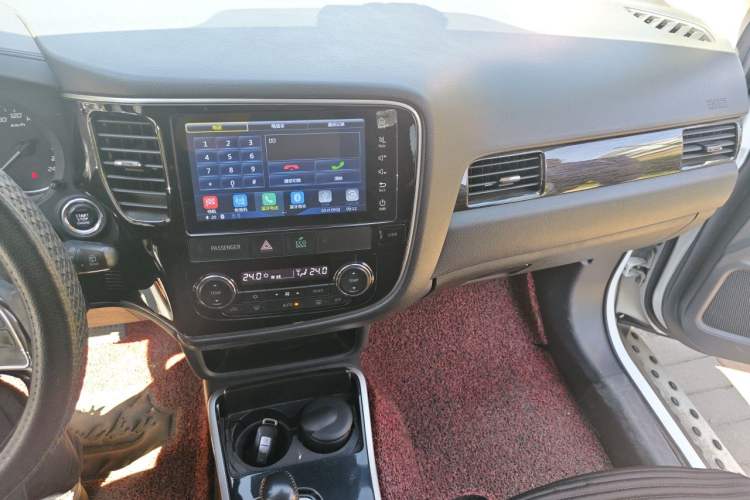 Used Mitsubishi Outlander 2018 2.4L 4x4 Elite Edition 5 Seats Audio And AC Panel