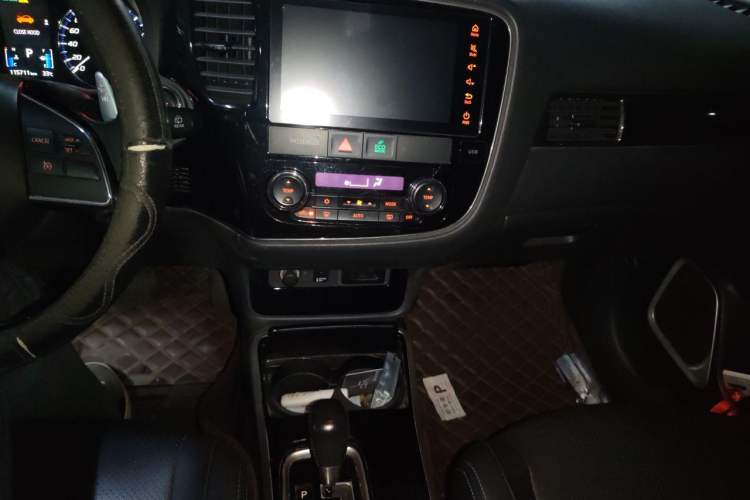 Used Mitsubishi Outlander 2018 2.4L 4x4 Luxury Edition 7-Seater Audio And AC Panel