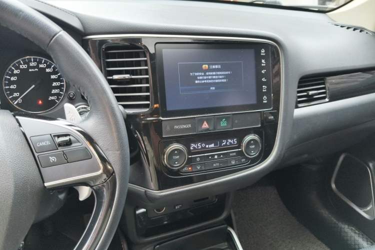 Used Mitsubishi Outlander 2018 2.4L 4x4 Elite Edition 5 Seats Audio And AC Panel